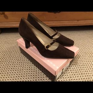 NWOT Brown Suede Bandolino Pumps